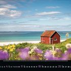 Juli 2023. Kleines rotes Haus an einem Strand, umgeben von bunten Blumen und klarem blauen Meer.