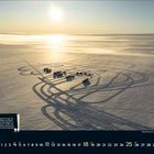 „Tauwiese zum Schneeverzehr“, Zitat über Spuren und Hütten, Kalenderdaten unten, verschneite Landschaft in sanftem Sonnenlicht.