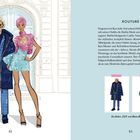 KOUTURE erzählt von Kens Modegeschichte. Links stehen Ken in blauem Anzug und eine Barbie in pink-türkisem Kleid vor Türen.