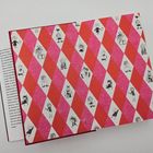 Textpassage in Deutsch auf einer Seite, darüber ein geometrisches Muster mit Figuren in Rauten in Rot und Pink.