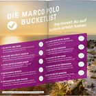 "DIE MARCO POLO BUCKETLIST - Das musst du auf Santorin erlebt haben." Sonnenuntergang über dem Meer mit Stadtansicht.