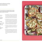 „Knusprige Blumenkohlsteaks mit Harissa & Ziegenkäse“ ist ein Rezept mit Zutaten und Anweisungen neben einem Blech mit den Steaks.