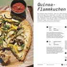 Quinoa-Flammkuchen Rezept mit Zutaten und Zubereitung. Links ein Flammkuchen mit gelber Paprika und Zucchini.