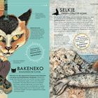 "Bakenekos können wie Menschen sprechen." Illustration einer großen, dämonischen Katze mit Mann im traditionellen Gewand.
