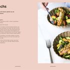 "Pistazienlachs" steht im Zentrum. Rezept links, beschreibt Zutaten und Zubereitung. Rechts Schale mit Lachs und Salat.