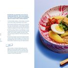 „GADO GADO für 4 Personen“. Rezept mit Zutatenliste und Zubereitungsschritten. Rechts eine bunte Schüssel mit Gemüse und Ei.