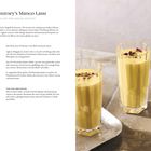 Links Rezepttext für Mango Lassi mit Gewürzen; rechts drei Gläser Mango Lassi, dekoriert mit Rosenblüten.