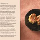 "TANTE HARUKOS HAKUSAIZUKE" beschreibt ein Rezept für eingelegten Chinakohl mit Zutaten und Zubereitungsschritten. Links ist der Text und rechts ist ein Bild von eingelegtem Kohl auf einem schwarzen Teller.