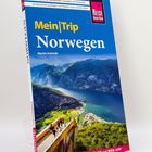"Mein|Trip Norwegen" von Martin Schmidt. Reiseführer mit blauem Cover, Fjord-Foto und pinkem Logo "Reise Know-How".