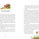 "2. Im Wichteldorf" steht oben in geschwungener Schrift. 

Ein Karren voll Gläser trifft ein. Eine Wiese mit Blumen. Rechts eine kleine Elfe mit Blume.