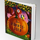 "Der Kürbisdieb" auf einem großen Kürbis. Logo: Baumhaus. Ein Eichhörnchen schaut einen Vogel an, der auf dem Kürbis sitzt.