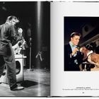 "OPPOSITE & ABOVE 'It's showbiz time': Elvis tries out 'Hound Dog' in two rehearsals." Links Elvis schwarz-weiß, rechts Farbe.