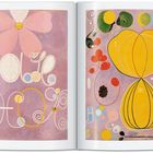 „I“, „II“, „III“; abstraktes Gemälde mit Formen: Blüten, Kreise, Spiralen auf rosa-lila Hintergrund.