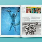 Linke Seite: Ein Mann hebt unter Wasser Gewichte. Rechte Seite: Text, bunte Magazincover und ein schwarz-weiß Foto von drei Personen am Pool.