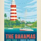 "The Bahamas, Hope Town, Abaco Islands" steht im Vordergrund; Leuchtturm und Segelboote mit Palmen im Hintergrund.