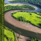 Eine kurvige Flusslandschaft mit grünen Feldern und Wäldern, daneben eine vertikale Liste von Zahlen 1 bis 31.