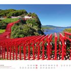 07 JAPAN, Tori des Motonosumi-Inari-Schreins. Rote Tore schlängeln sich einen grünen Hügel hinauf, Blick auf das Meer.