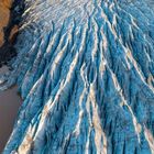 „07“ oben, gefolgt von einer Liste von Daten. Ein Gletscher fließt zwischen felsigen Bergen.