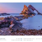 „07 Schottland, Bow Fiddle Rock bei Portknockie“; Küstenlandschaft mit markantem Felsen und ruhigem Meer bei Sonnenuntergang.