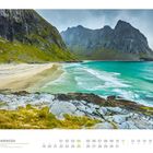 07 Norwegen, Bucht Kvalvika auf der Insel Moskenesøya. Küstenlandschaft mit grünem Wasser, Strand und Bergen im Hintergrund.