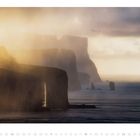 JULI 01 02 03 04 05 06 07 08 09 10 11 12 13 14 15 16 17 18 19 20 21 22 23 24 25 26 27 28 29 30 31. Küste mit steilen Klippen im Nebel.