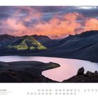 07, ISLAND, HOCHLAND AM SEE LANGISJÓR, SÜDLAND. Ein See umgeben von Hügeln, mit dramatischem Himmel in Rosa und Lila.