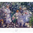 Text "07" und Monatskalender darunter. Impressionistisches Gemälde mit Personen um einen Tisch im Garten.