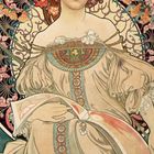 Kalenderblatt mit Jugendstil-Illustration: Frau mit Blumenkranz, kunstvoll verziertem Kleid, zarte Farben und floralen Mustern.