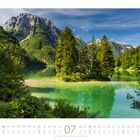 Cima del Lago (2194 m) am Raibler See (980 m) - Italien. Kalenderseite zeigt Juli mit einer idyllischen Berg- und Seekulisse.