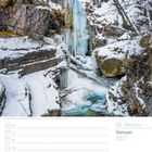 03. Woche Januar 2027. Vereiste Kuhflucht-Wasserfälle in Bayern. Ein gefrorener Wasserfall in schneebedeckter Landschaft.