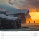 Risin og Kellingin vor der Insel Eysturoy - Färöer - Dänemark. Kalenderwoche 3, Januar. Schneebedeckte Klippen im Sonnenuntergang.