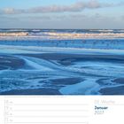 03. Woche, Januar 2027. Strand mit Wellen, Möwen am Ufer und weitläufiger Horizont unter blauem Himmel.