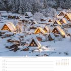 Dorf Shirakawa-gō im Schnee, beleuchtete Häuser. Kalender zeigt Woche 3, Januar. Sonntag, der 24., ist markiert.
