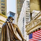Statue in der Stadt vor Hochhäusern, Kalenderblatt für Juli, USA-Flaggen, George-Washington-Statue, Independence Day markiert.