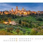 Kalenderblatt mit der Nummer 07, Juli. Blick auf San Gimignano, Toskana. Hügelige Landschaft mit historischem Dorf.