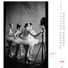 Zahlen 1-29 in einer Reihe, daneben Tänzerinnen in Tutus in einem schwarz-weißen Foto, unten rotes Logo mit Zahl 7.