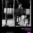 Kalenderblatt mit Datum und Tagen, lila Akzente. Text: "Nina Simone by Jean-Pierre Leloir", 7 für Juli. Am Klavier: Frau.