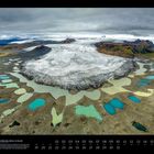 Gletscher Múlajökull in Island, Stefan Forster. Kalenderansicht für Juli 2023 mit großem, zentralem Gletscher und blau-grünen Seen.