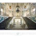 Kalenderseite für Juli mit einer prächtigen, verzierten Treppe in einem barocken Raum. Verzierungen und Gemälde zieren die Wände.