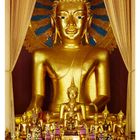 06 FEBRUAR. Verschiedene goldene Buddha-Statuen mit dekorativen Elementen in einem Tempel in Thailand.