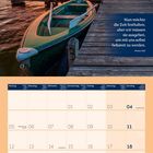 Zitat von Christa Wolf: "Man möchte die Zeit festhalten..." mit einem Sonnenuntergang und einem Boot am Steg. Juli 2027.