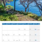 Kalenderblatt für Juli 2027 mit Wochen- und Feiertagen. Bild: Kiefern an der Küste mit Blick aufs Meer, Insel Kolocep, Kroatien.