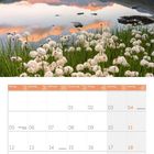 Kalender für Juli 2027. See mit Bergspiegelung, umgeben von Blumen und rosa Wolken am Himmel in den Alpen.