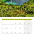 Kalender mit Juli 2027. Foto: Alpenlandschaft mit blauem See, grünen Wiesen, bunten Blumen und hohen Bergen im Hintergrund.