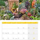 Kalenderblatt 07/2027 mit Gartenmotiv: Gelbe Blumen, Gartengeräte, Gemüse und Kräuter in lebendiger Sommerlandschaft.