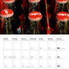 Oben: "Coke" auf roten Flaschendeckeln. Unten: Kalender Juli 2027 mit Feiertagen und Wochentagen in mehreren Sprachen.