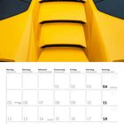 2027.07 Kalenderseite mit gelbem Sportwagenmotor. Wochentage und Daten auf Deutsch und Englisch, einige Feiertage markiert.