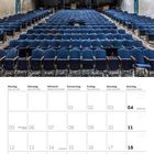 Kalenderblatt für Juli 2027. Oben leere, blaue Kinositze in einem verfallenen Raum mit verziertem Deckendekor.