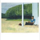 Juli, July. Ein Mann sitzt auf einer Veranda, ein Hund liegt neben ihm im Gras. Im Hintergrund sind Bäume.