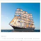 Kalenderblatt Juli 2027. Großes Segelschiff mit vollen Segeln auf dem Meer unter blauem Himmel.